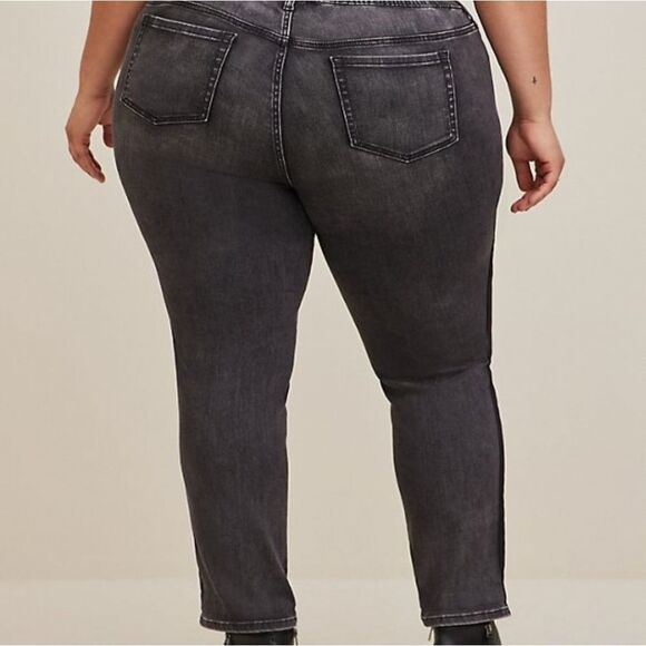 New Torrid Super Soft Pull On Boyfriend Jogger Jeans Side Stripe Distres… - Picture 4 of 8
